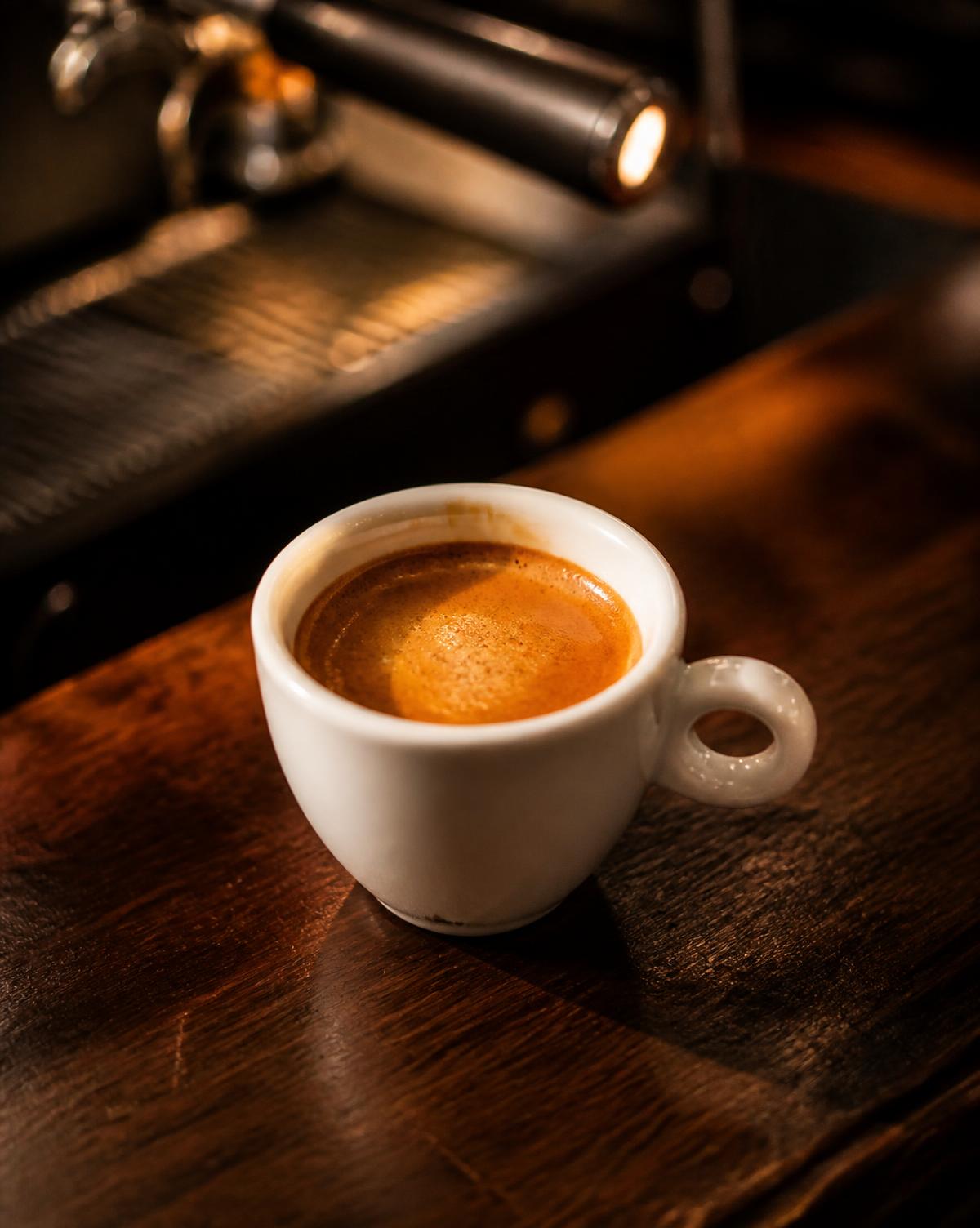 Espresso sendo servido