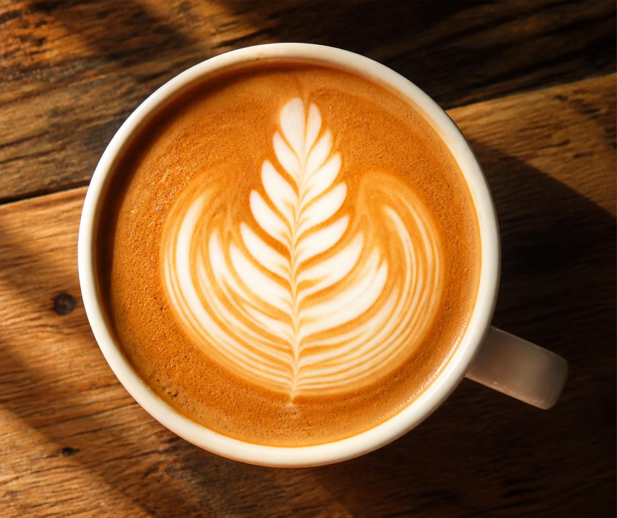 Latte art em copo branco